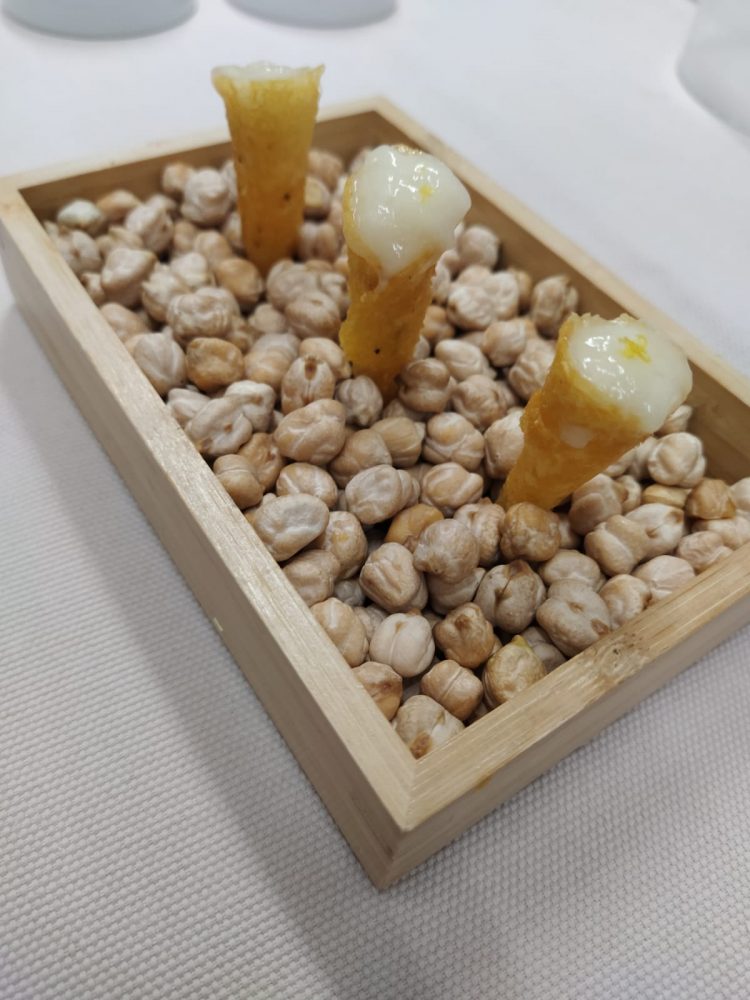 Don Lisandro Osteria Moderna- coni di patate con spuma di lupini di mare e limone