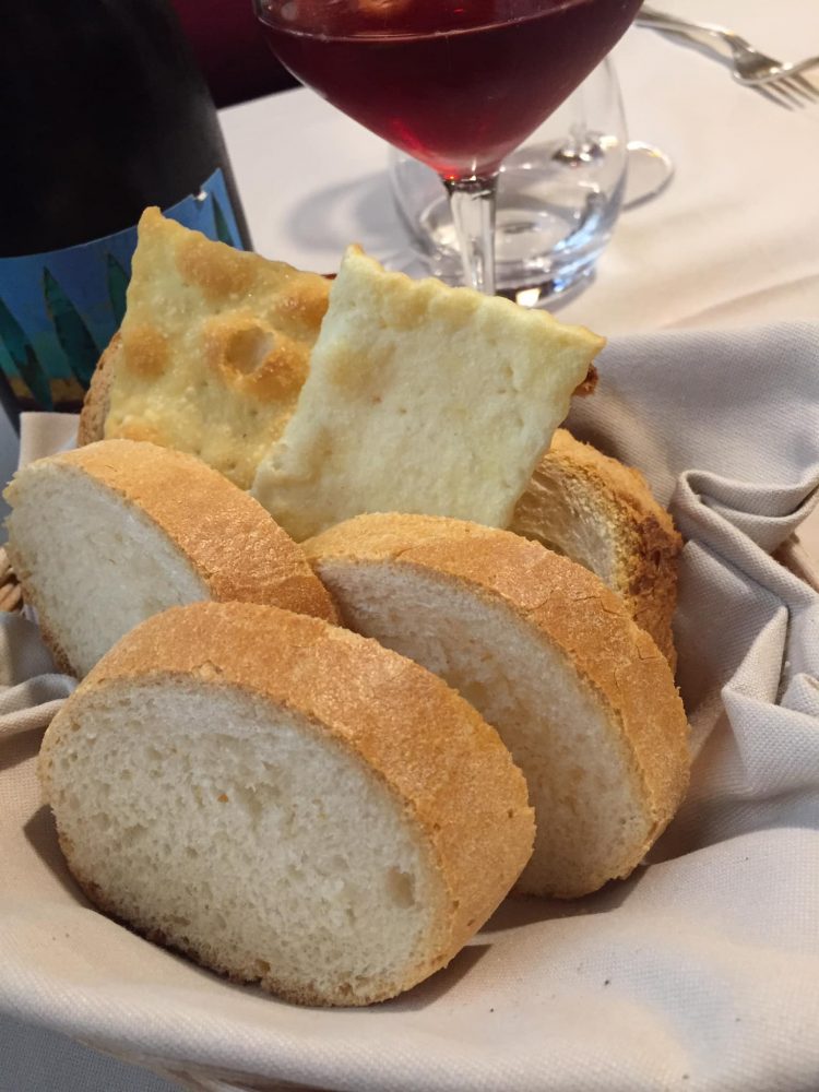 Ristorante Grassilli a Bologna, pane e lambrusco