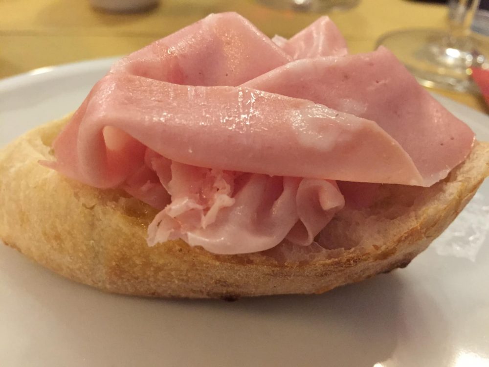 Banco del vino a Bologna, mortadella su focaccia