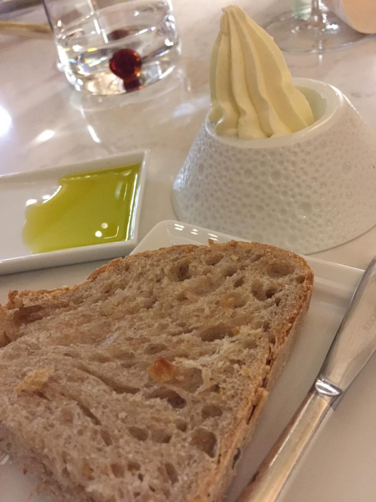 Ristorante I Portici, pane, olio umbro e burro profumato al limone