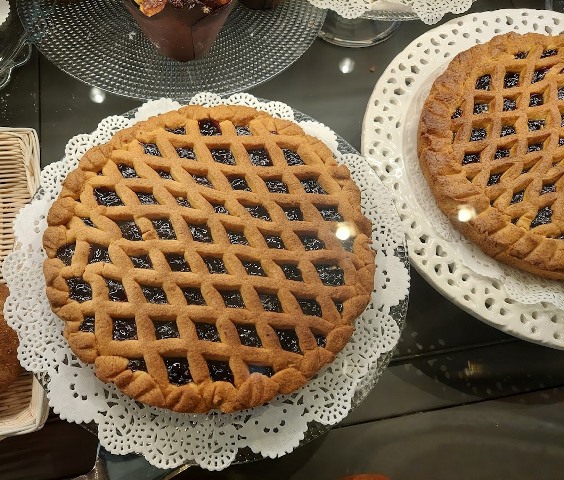 Fiori e Caffe' - le crostate dietro al bancone