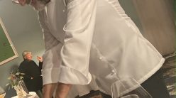 Massimo Bottura saluta calorosamente il mio misterioso commensale