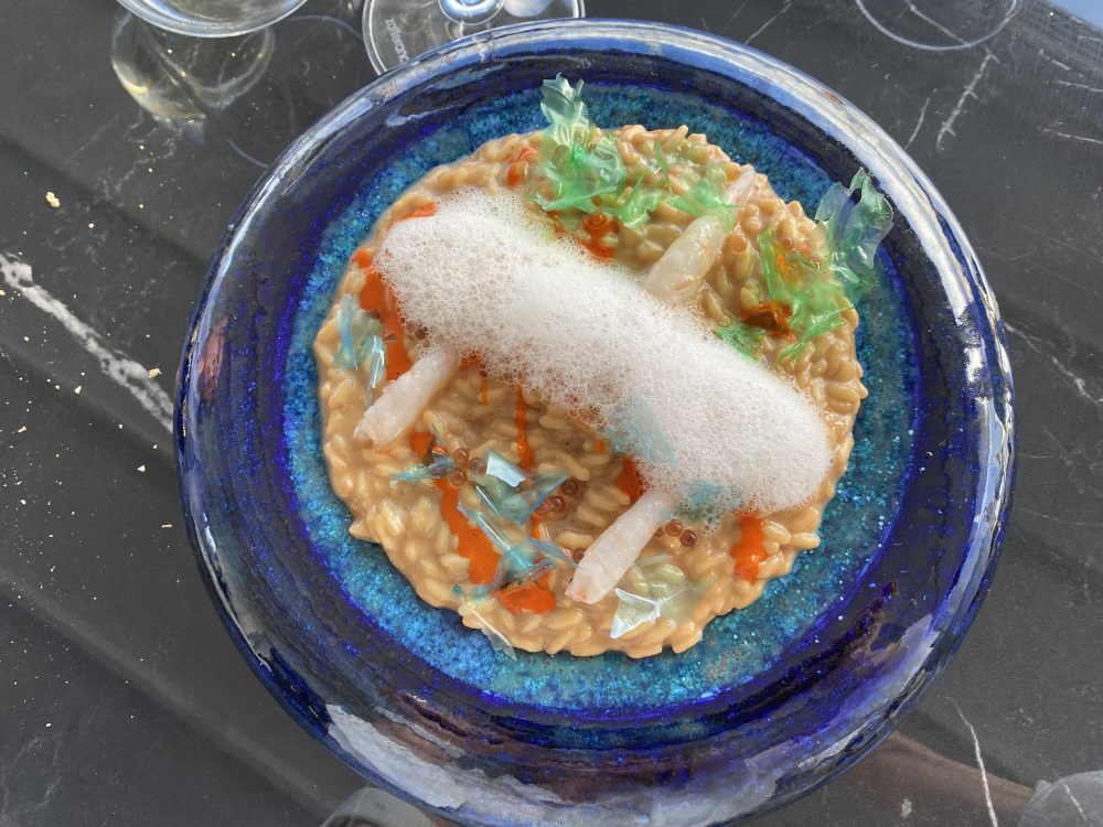 Risotto con gamberi gobbetti, umami di gambero viola, aceto rosè e pane - Skyline Restaurant