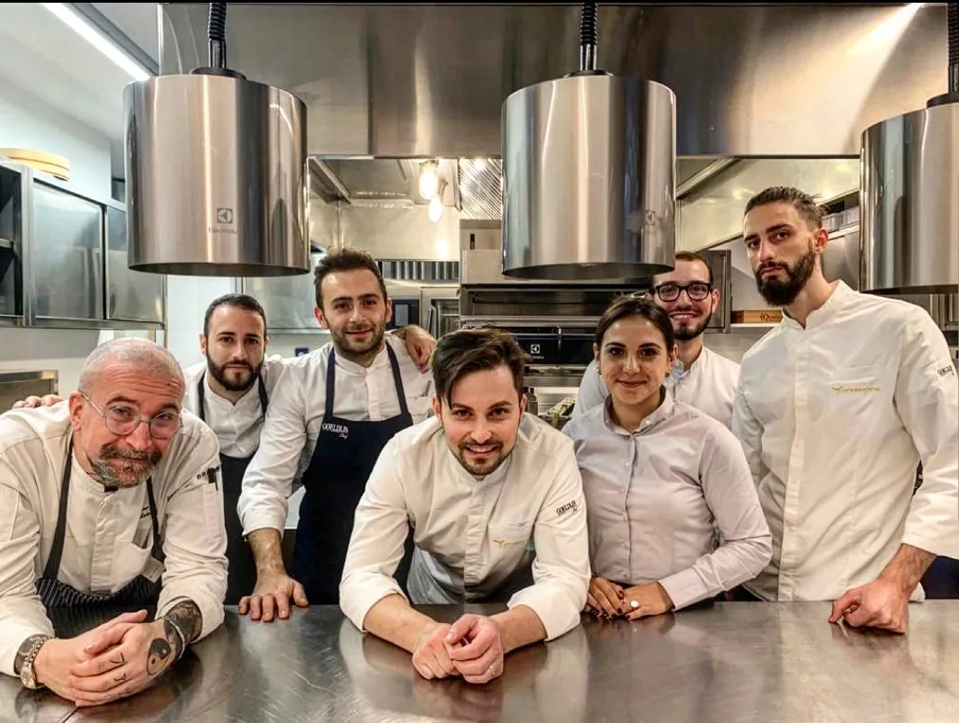 Giusppe Molaro e la brigata di cucina e sala di Contaminazioni