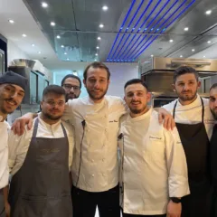 Skyline Restaurant - la brigata con al centro lo chef Vincenzo Cuomo
