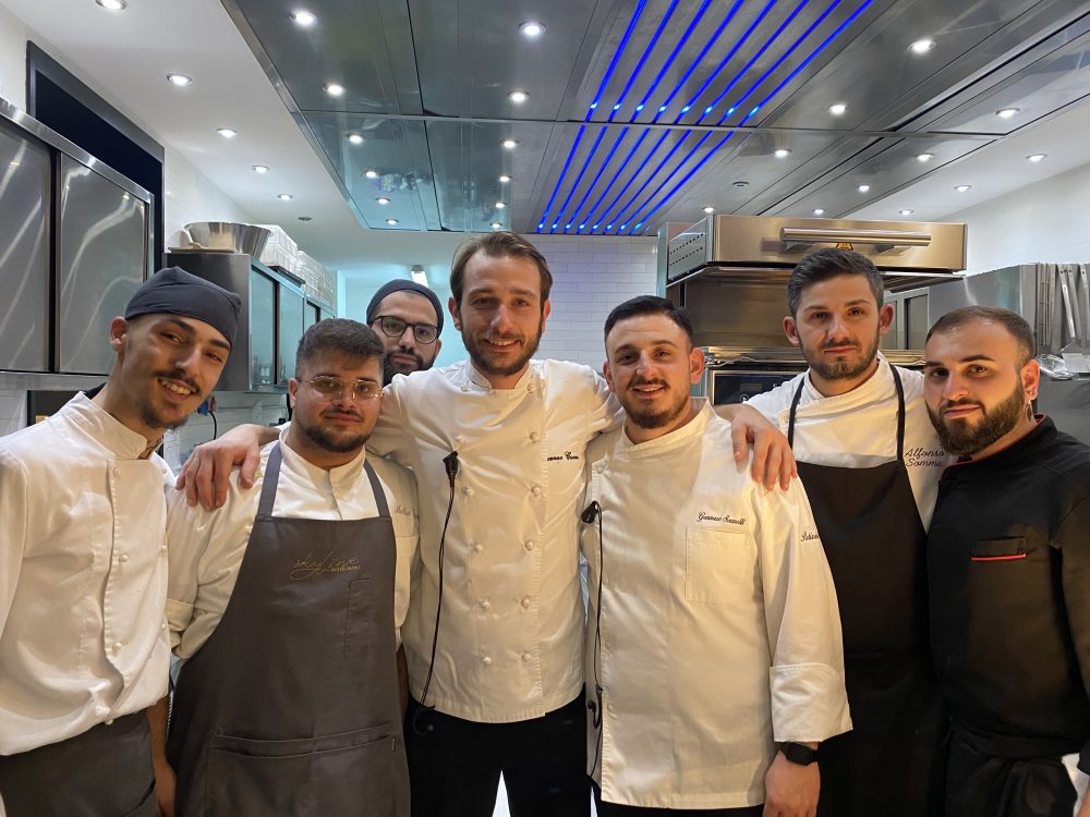 Skyline Restaurant - la brigata con al centro lo chef Vincenzo Cuomo