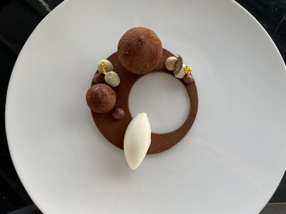 Tartufo d’autunno, con cioccolato, pralinato alla nocciola e cremoso ai funghi - Skyline Restaurant