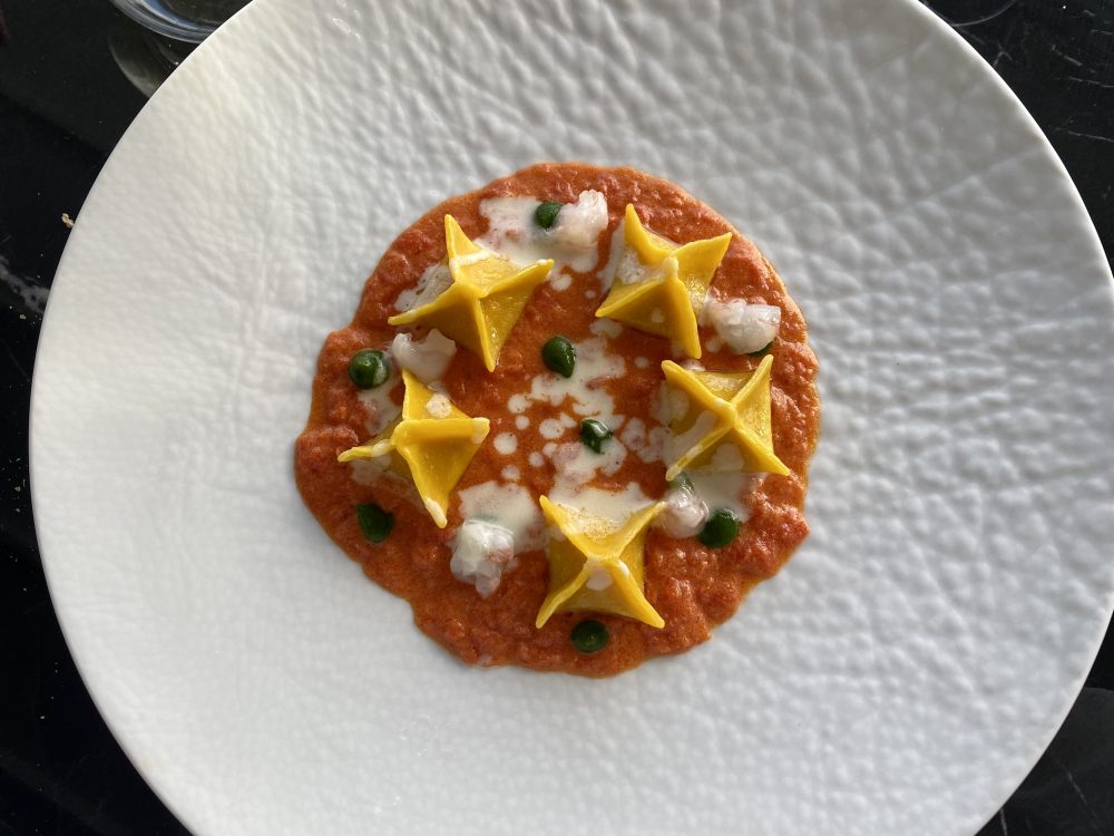 Tortello con scampi, pomodoro, mozzarella e basilico - Skyline Restaurant