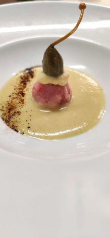 Crema di castagne, tartare di tonno all'olio al bergamotto, maionese di Tarallo laurentino alla cipolla alifana del Tarallificio Damiano, fiore del cappero e polvere di liquirizia