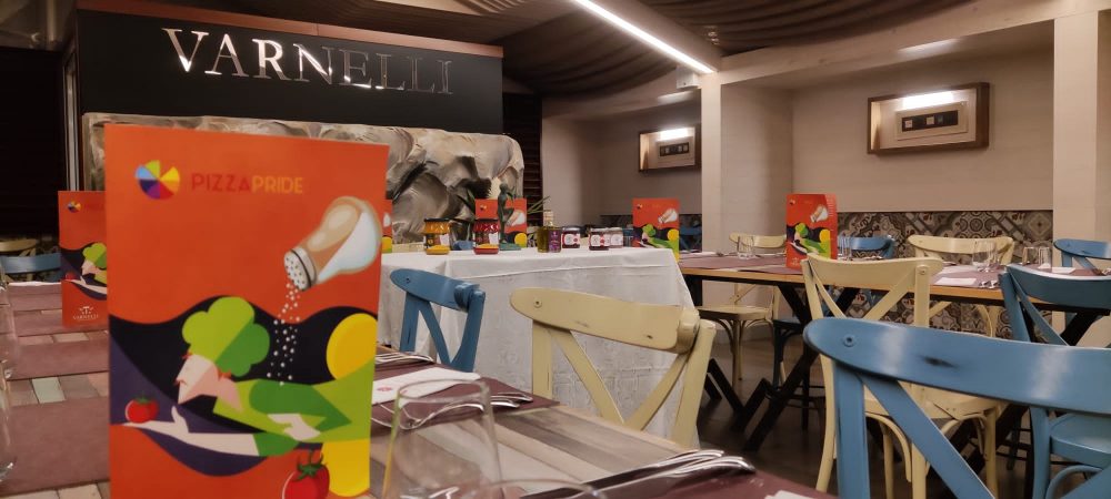 la sala e i menu del pizza Pride