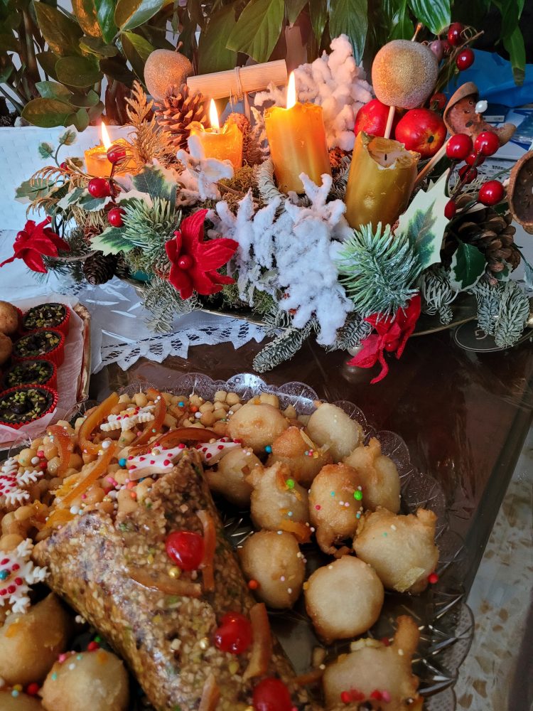 Gli struffoli in cornucopia croccante