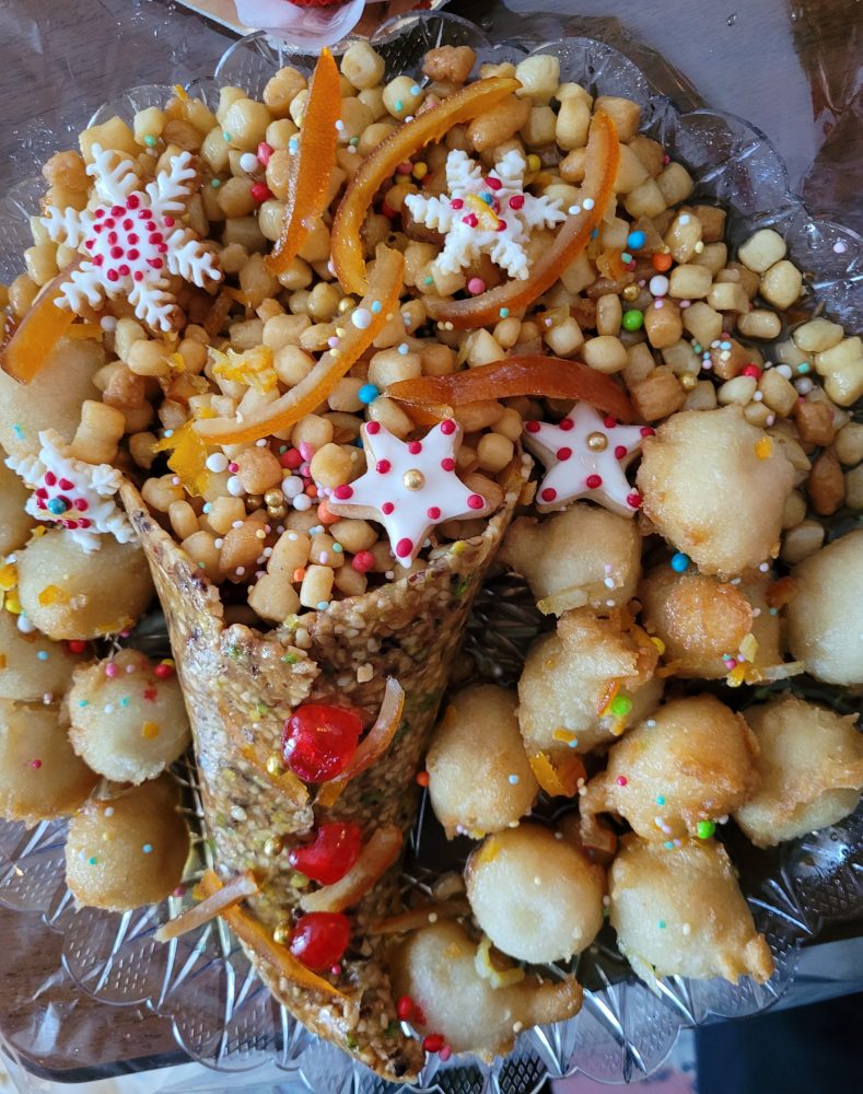 Gli struffoli in cornucopia croccante