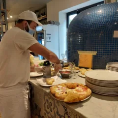 Al Solito Porzio - il condimento sul bancone delle pizze