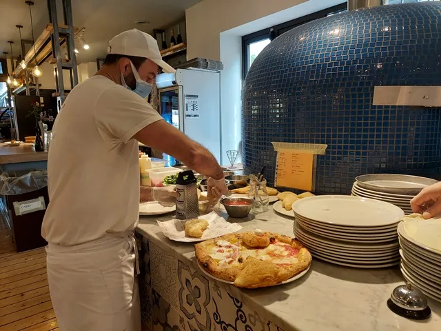 Al Solito Porzio - il condimento sul bancone delle pizze