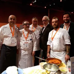 Alain Ducasse con gli chef da Latteria Sorrentina