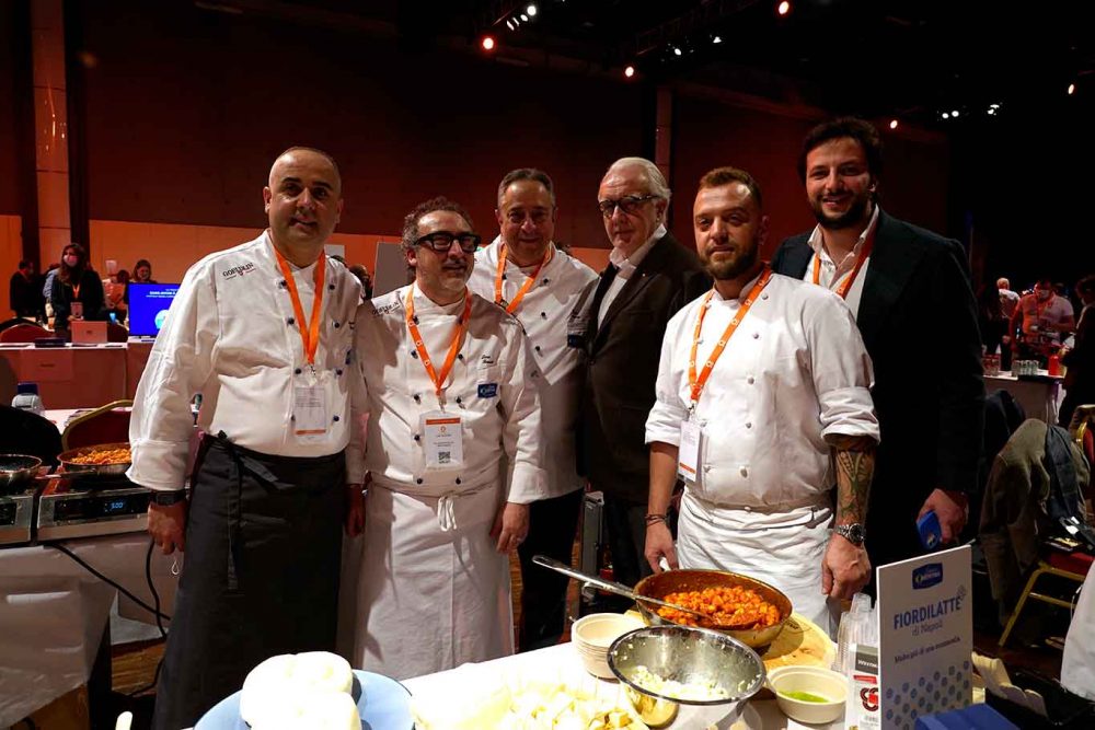 Alain Ducasse con gli chef da Latteria Sorrentina