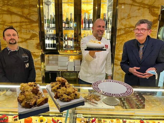 Ciro Chiummo, Luca Montersino e Luigi Cremona durante la presentazione del panettone alla pasticceria Velo di Roma