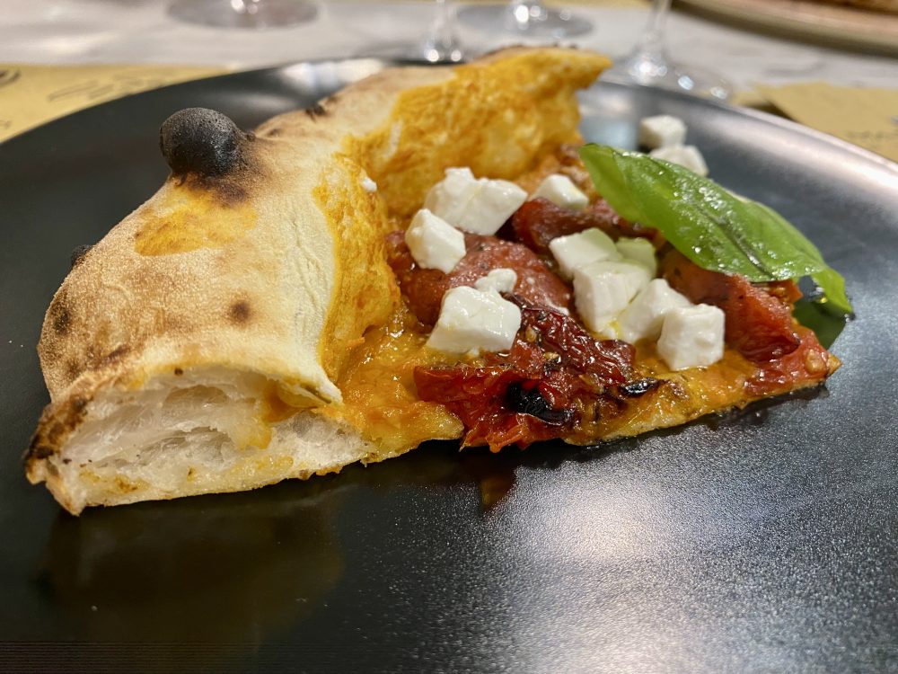 Spicchio di pizza - Sasa' Martucci I Masanielli