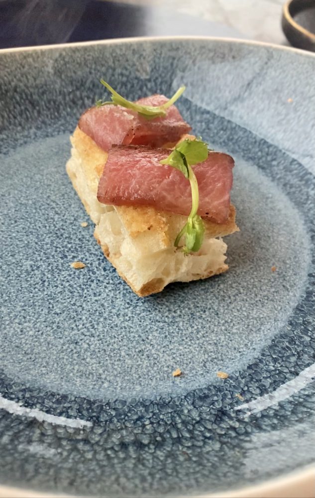 focaccina tostata e speck di tonno rosso leggermente affumicato - Riccio Restaurant