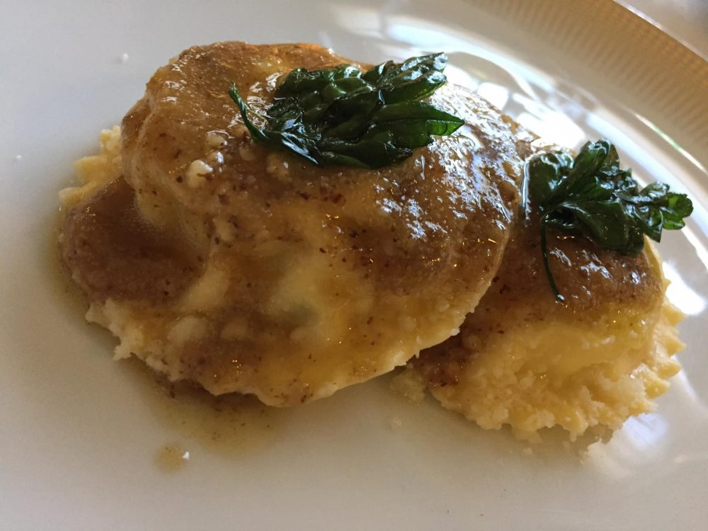 Oasis a Vallesaccarda, ravioli di ricotta con noci e aglio bruciato