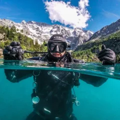 Alex Belingheri si immerge nel lago d'Aviolo