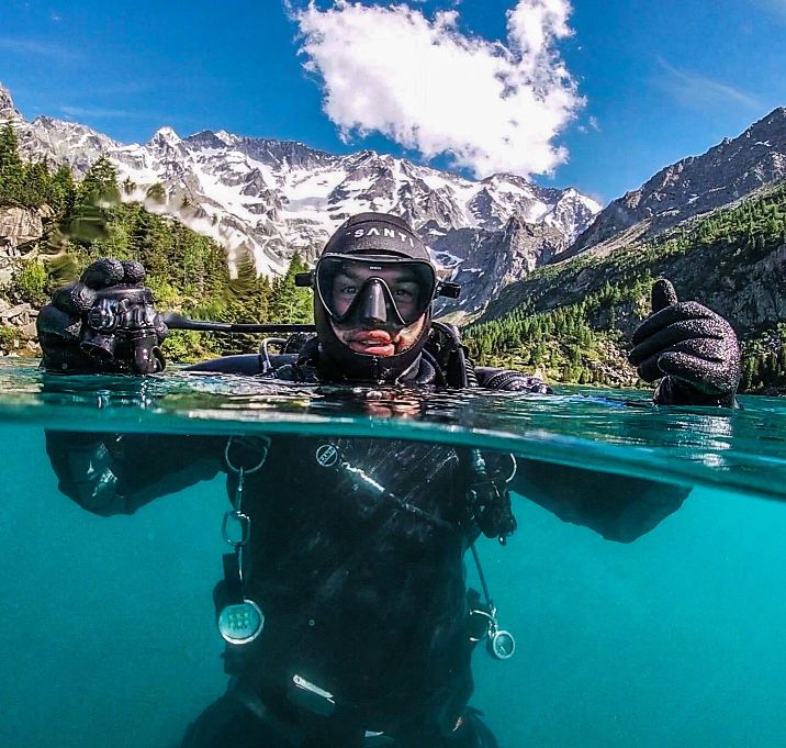 Alex Belingheri si immerge nel lago d'Aviolo