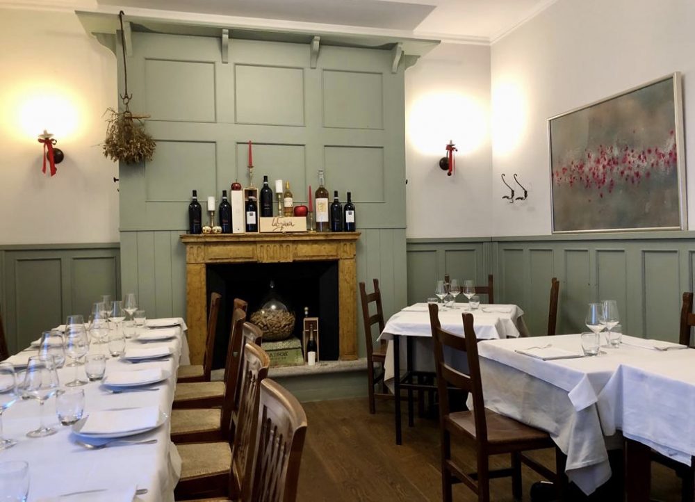 Due Colonne, l’accogliente saletta col camino e il pavimento in parquet