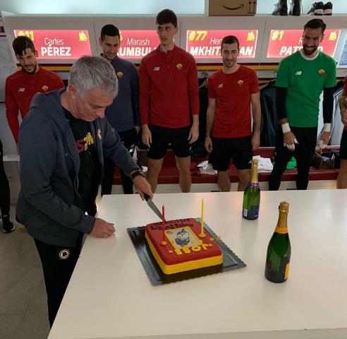 Jose' Mourinho con la torta del Laboratorio Granelle