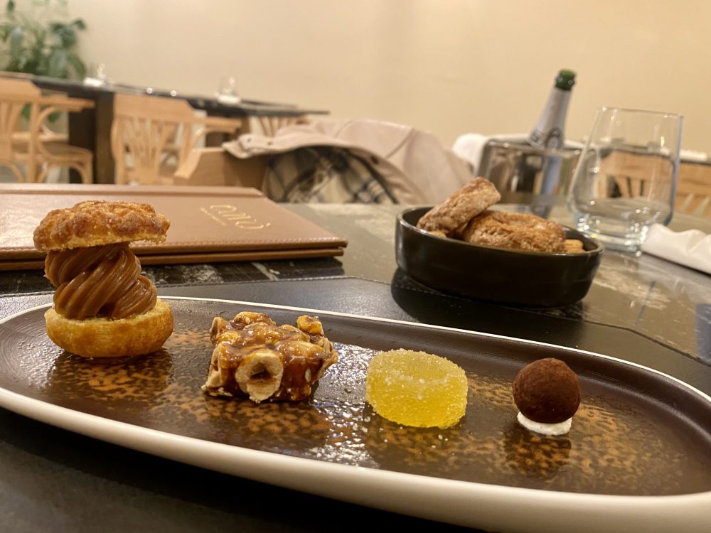 La piccola pasticceria con bigne' al caramello, tartufino di ganache di cioccolato al latte, croccante ai semi di papavero e gelée agli agrumi - Cavo' Restaurant Experience