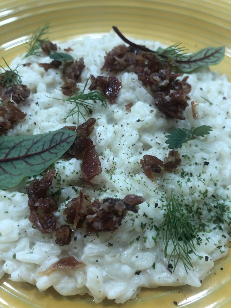 O’ Sbarazzino, risotto acqua di rose e polvere di alga