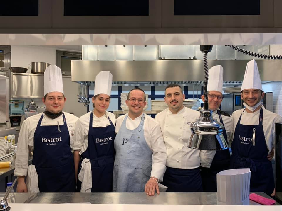 Marco Scogliamigno con Luigi Iapigio e lo staff di cucina