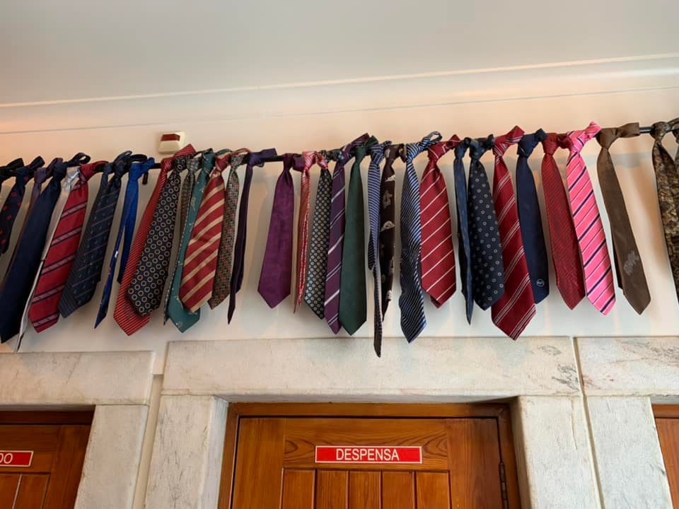 Adega das Gravatas, le cravatte all'ingresso