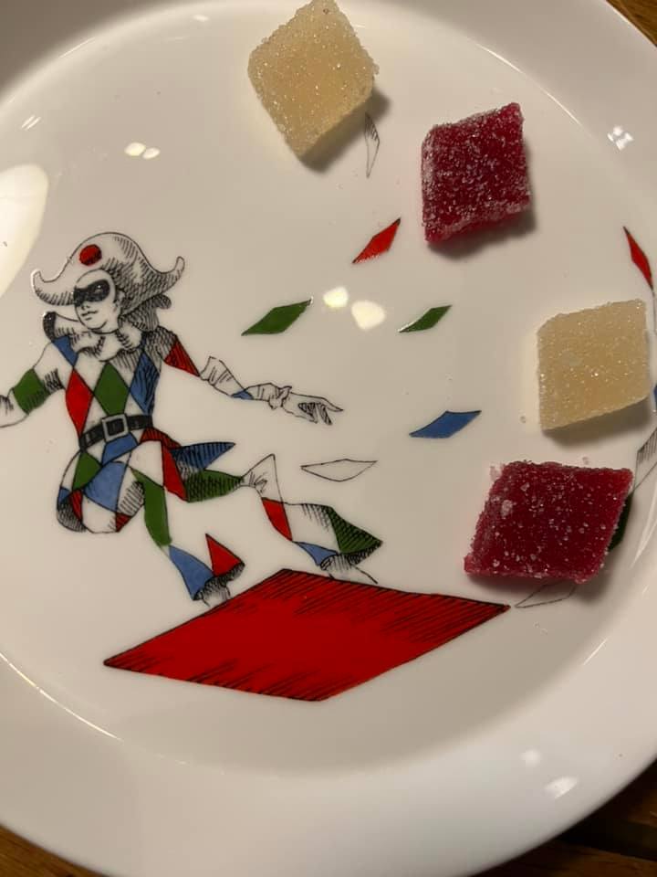 D'O - Davide Oldani -Arlecchino con pate de fruits alla carota viola e frutto del cacao, il piatto e' dell'artista Vanni Cuoghi