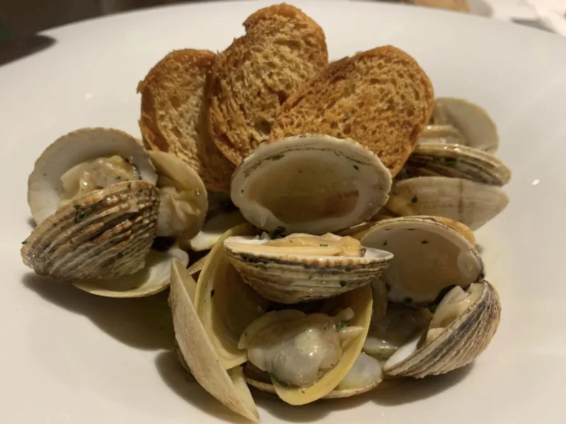 Pescheria a Salerno, saute di vongole e taratufi