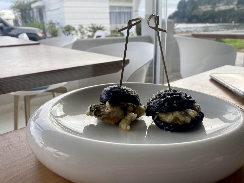 Aguglia Osteria di Mare -panino di nero di seppia ripieno di ostriche in tempura