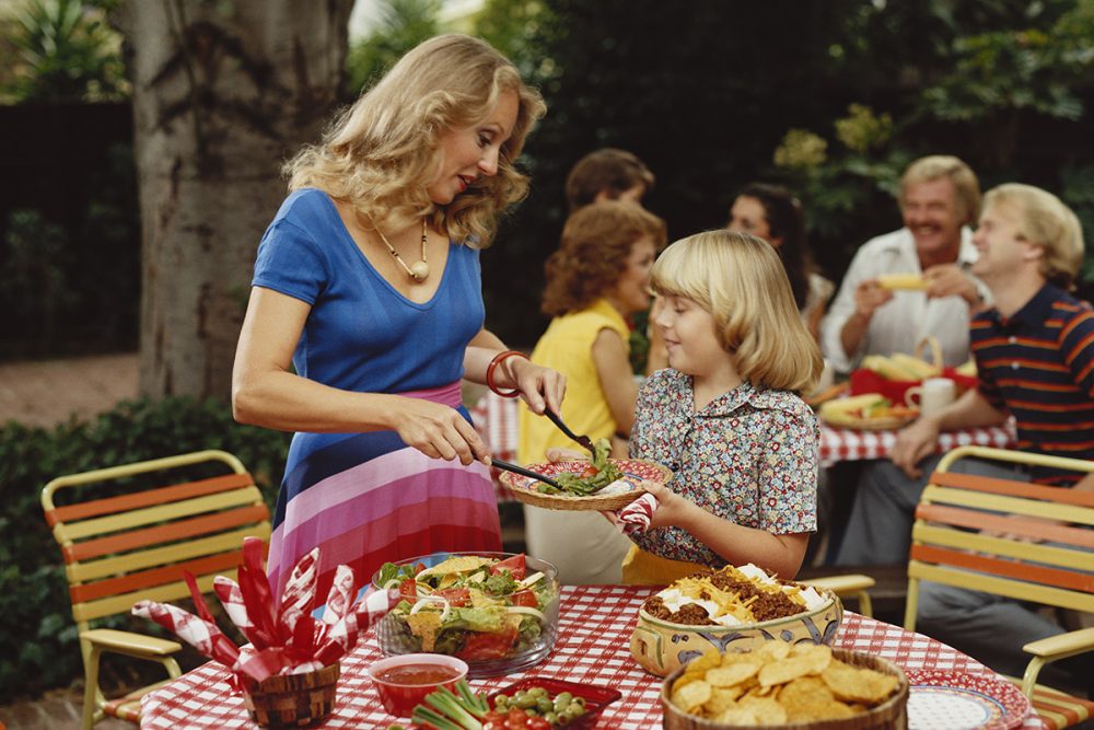 Cucina anni Ottanta- colazione in giardino