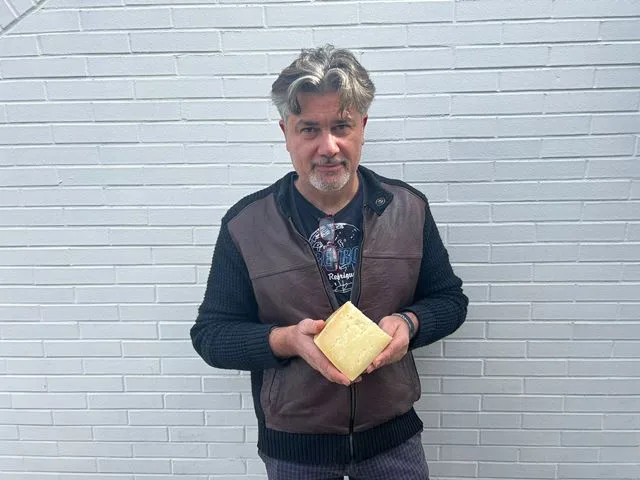 Giuseppe Iaconelli con il formaggio Mamma Bruna