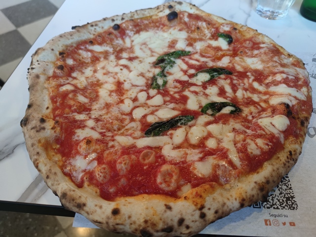 L'Antica Pizzeria Da Michele Roma Tuscolana-Margherita con doppia mozzarella