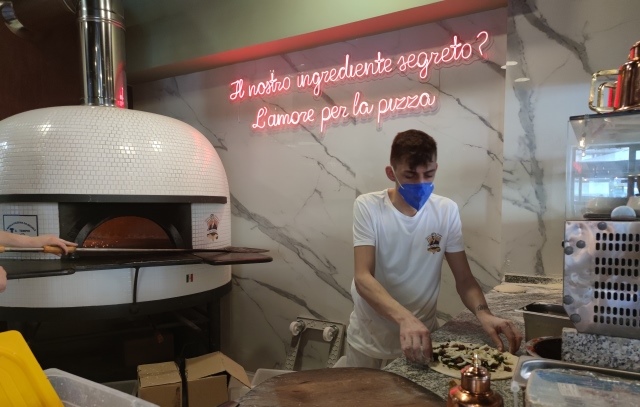 L'Antica Pizzeria Da Michele Roma Tuscolana-il bancone e il forno