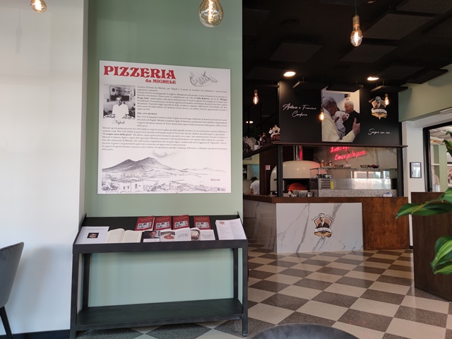 L'Antica Pizzeria Da Michele Roma Tuscolana-un angolo con il forno a legna