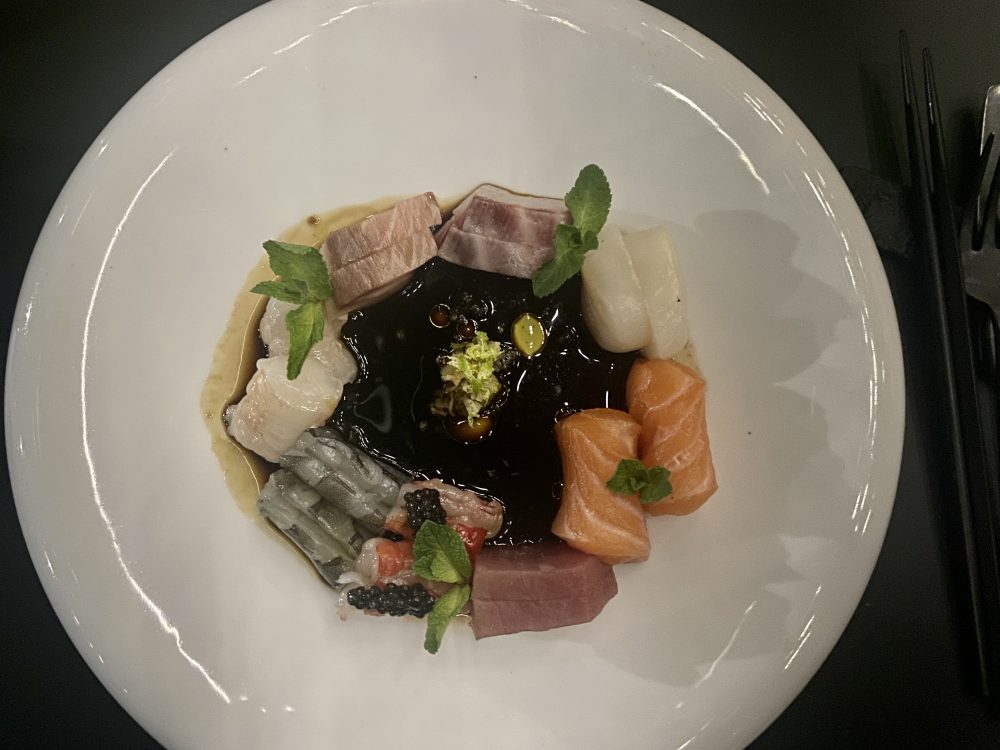 Namu - Sashimi di salmone, ombrina, gambero blu, capasanta, ricciola, tonno rosso e gambero rosso
