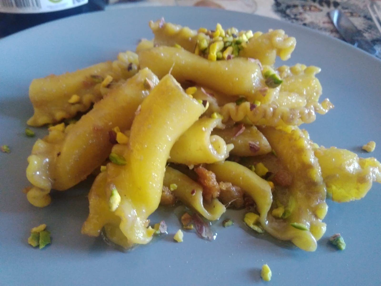 Pasta di Gragnano 'burro e alici' con pistacchio