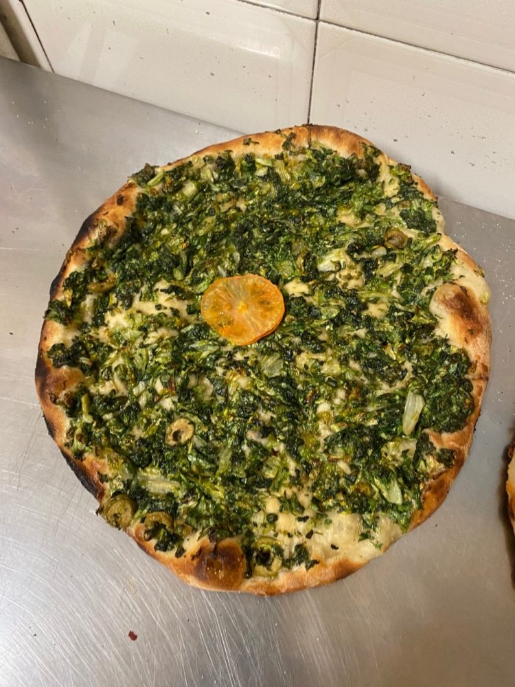 Pizzeria Perrotta- pizza con l'insalata