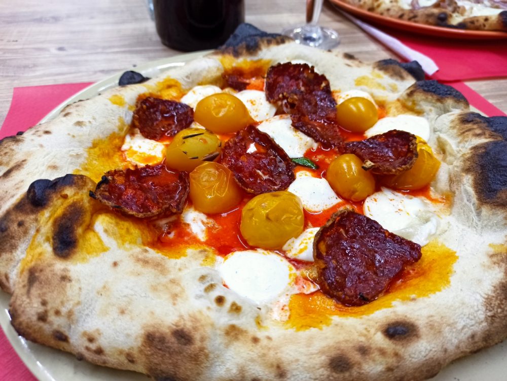 Pizzeria Royal - La Bufala con Pomodorini Gialli e Salame piccante
