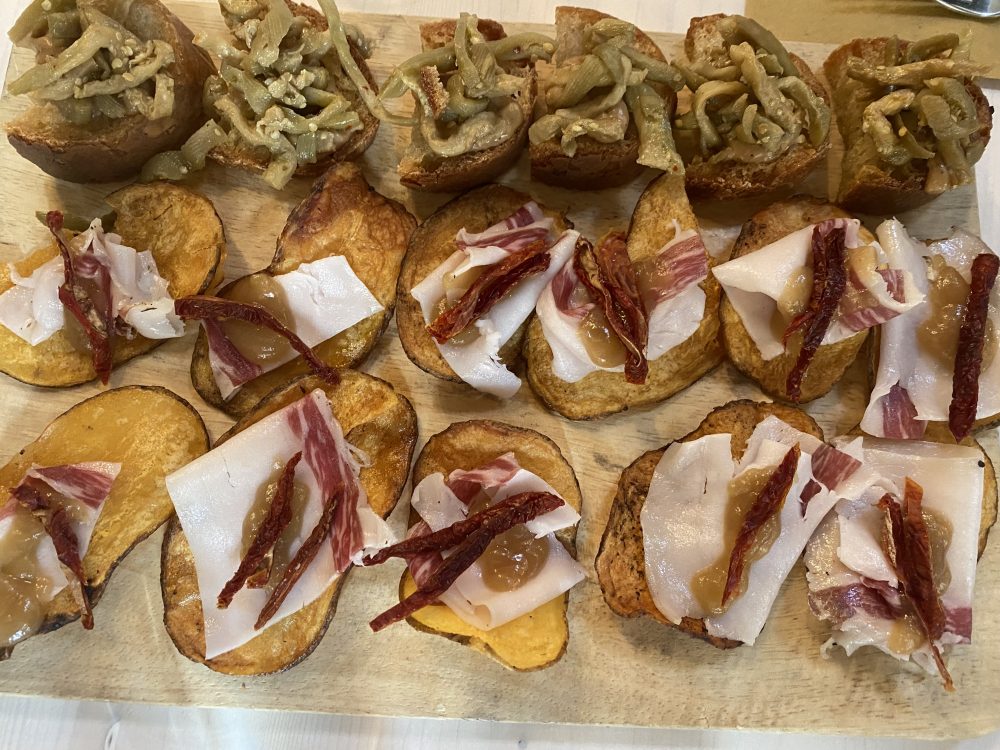 Pane casereccio e le sfoglie di patate fritte con lardo di maialino nero casertano e pomodorino dry Terra Felix, pane e melanzane sott’olio - La Tipicheria
