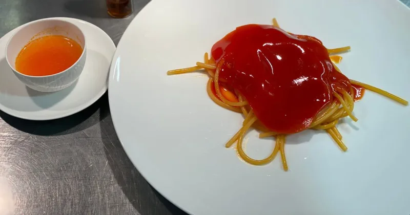 Istantanea di un vermicello al pomodoro di Giuseppe Amato