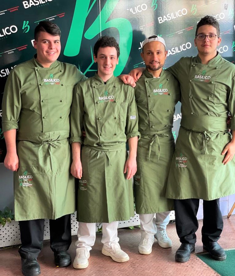 Brigata Basilico Italia - Da sinistra lo chef Davide Caso_ il pizzaiolo, Luigi Mastellone_ il pasticcere Tino Brigandi e lo chef Pasquale Castellano