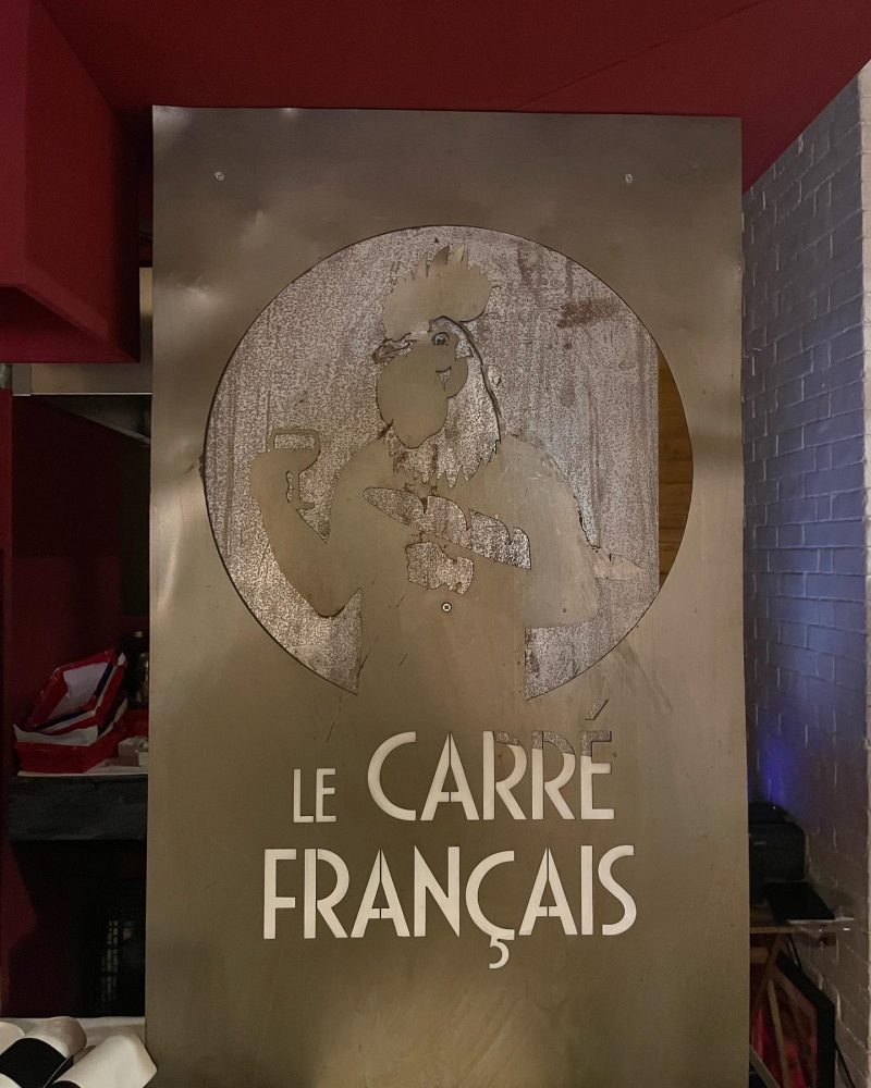 Insegna Le Carre' Francais