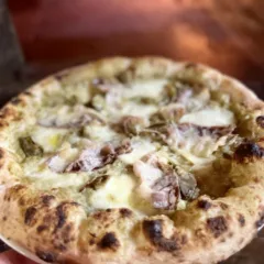 Pizza con vellutata di carciofo, pancetta tesa e pecorino di Millenium Giovanni Civitillo