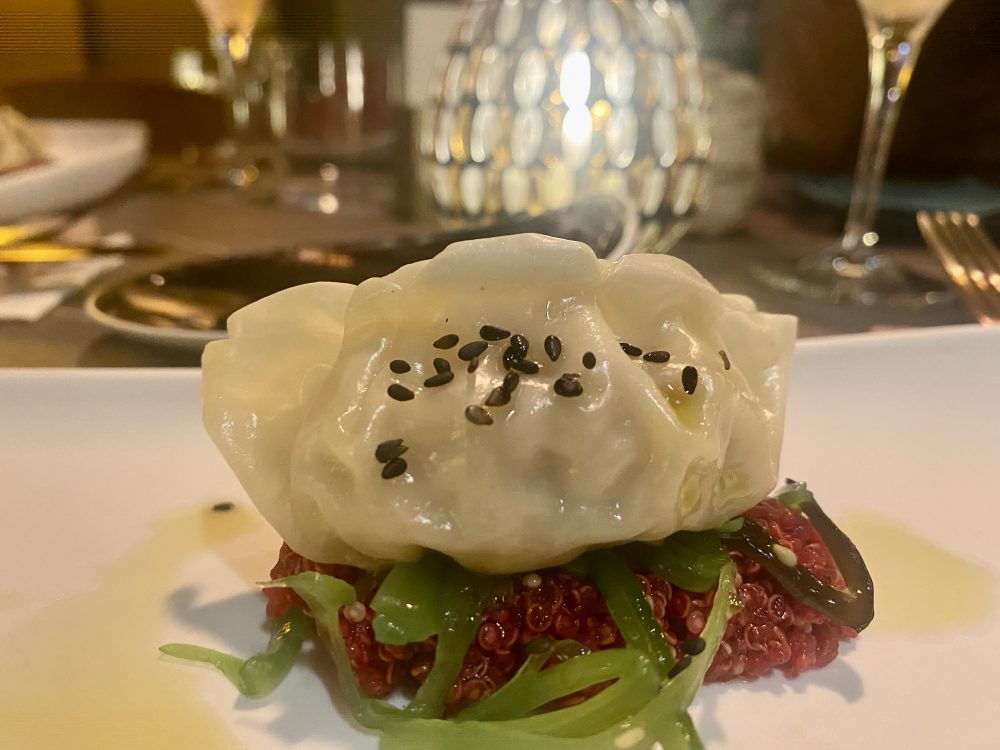 Raviolo orientale di carne di maiale, servito con quinoa alla barbabietola, sesamo nero e alga wakame - Il Salotto di Boreale